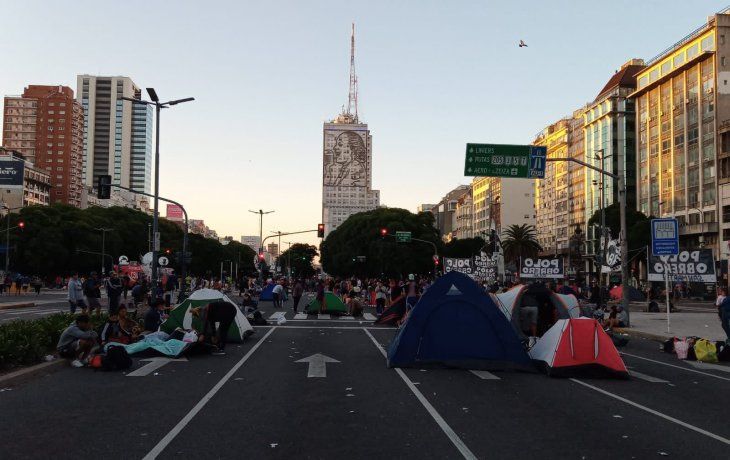 Caos en la 9 de Julio por un campamento piquetero frente al ministerio de Desarrollo Social