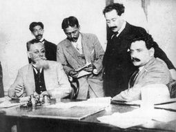 En Sonora, comienza en 1913 la Revolución Constitucionalista al mando de Venustiano Carranza. En Sonora, comienza en 1913 la Revolución Constitucionalista al mando de Venustiano Carranza.