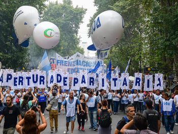 Los gremios piden que el Gobierno convoque a la paritaria nacional docente