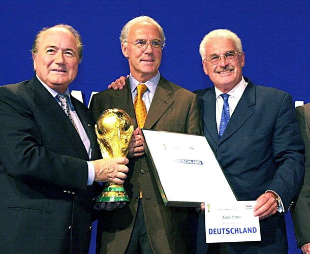 Escándalo en la FIFA: acusaron a Beckenbauer de haber firmado un acuerdo para el Mundial 2006