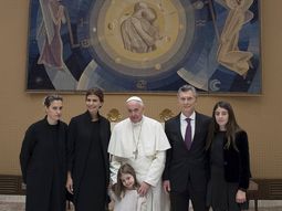 Mauricio Macri y su familia con el papa Francisco en el Vaticano. Mauricio Macri y su familia con el papa Francisco en el Vaticano.