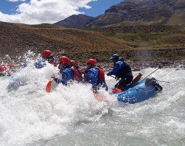 Tragedia en El Chaltén: turistas indios murieron al volcarse la balsa con que hacían rafting