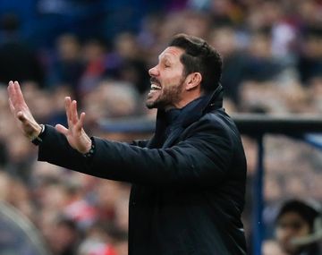 Suspenden a Simeone por intentar cortar un ataque de un rival