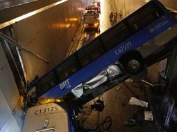 Tragedia en Río de Janeiro: un micro se cayó por un viaducto y hay 30 heridos
