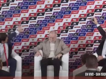 Susto: un cartel cayó durante la presentación de Mano Menezes en Perú