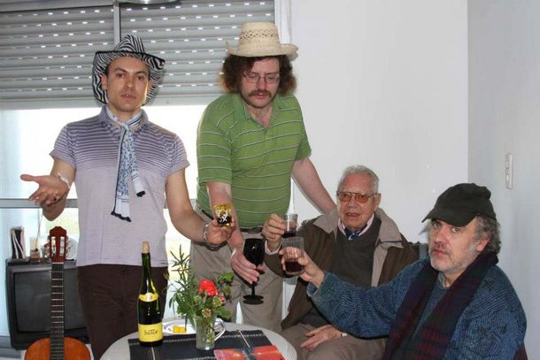 Fundan un club de hombres abandonados por una mujer