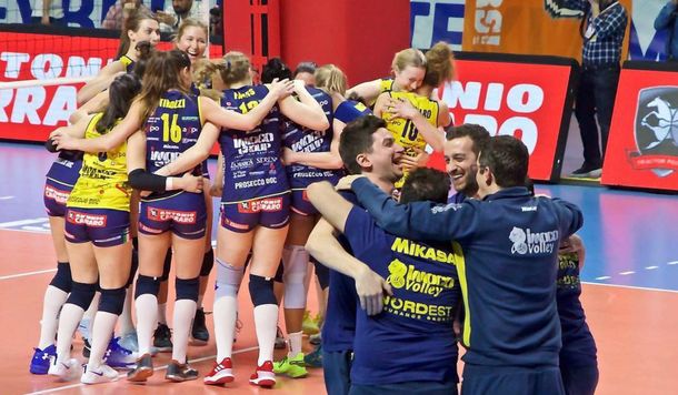 La celebración nudista de las campeonas de una liga de vóley femenino italiano
