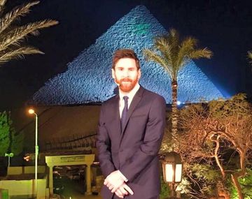 Lionel Messi durante su viaje en Egipto