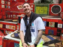 Los antecedentes con las mujeres del joven que se viralizó porque una chica lo dejó por un guitarrista