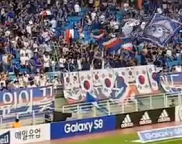 La hinchada del&nbsp;Suwon Bluewings, al ritmo del tema del momento