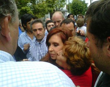 Mi vieja no tiene luz ni agua como cualquier otro vecino