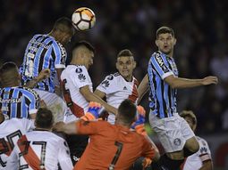 La mala salida de Armani en el gol de Gremio