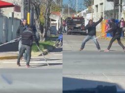 Pedía monedas en muletas en el semáforo, se agarró a piñas con un vecino y salió corriendo