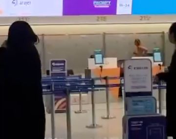 Tensión en el Aeropuerto de Ezeiza: difunden video de una pasajera completamente desnuda