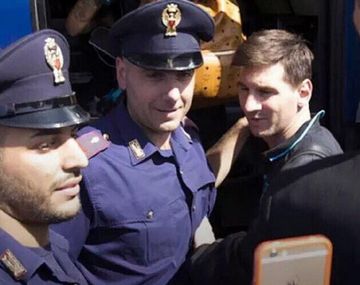 Messi llegó a Roma y le pidió fotos ¡hasta la Policía!