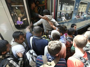 Sigue la crisis migratoria: Hungría suspendió trenes hacia el oeste de Europa