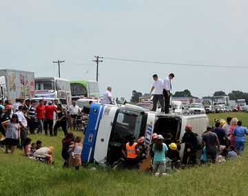 Volcó un micro en Chascomús: hay un muerto