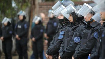 el gobierno otorgo un bono de 40 mil pesos y por unica vez a los efectivos de las fuerzas de seguridad el gobierno otorgo un bono de 40 mil pesos y por unica vez a los efectivos de las fuerzas de seguridad