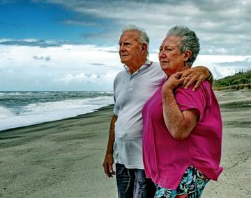 Gus Hutt y su mujer, Sue, rescataron al bebé y encontraron a sus padres