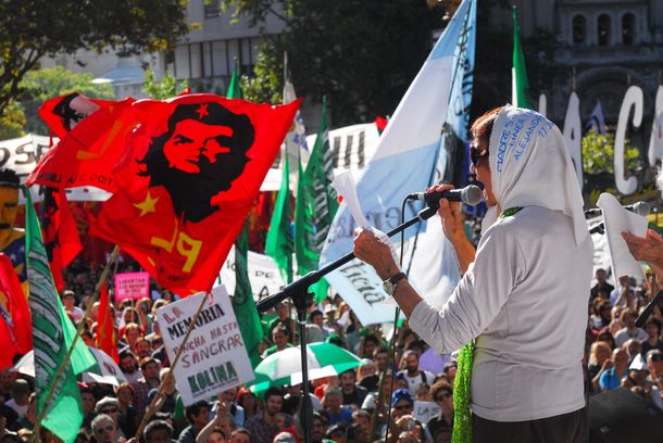 Taty Almeida: El proyecto es claro: democracia o corporaciones