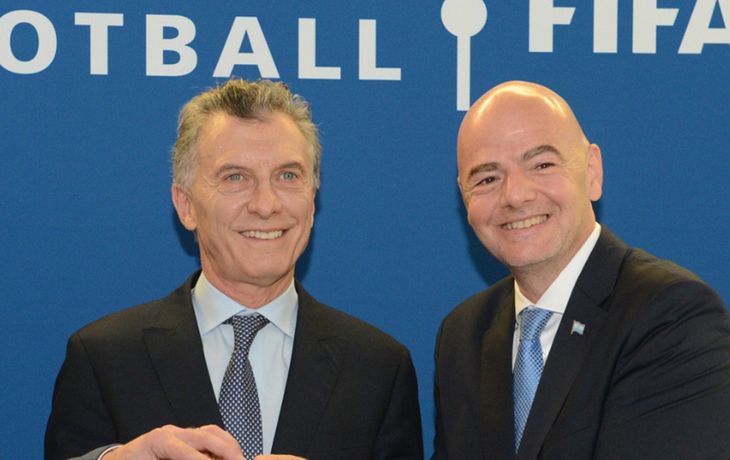 Macri junto a Infantino en la FIFA