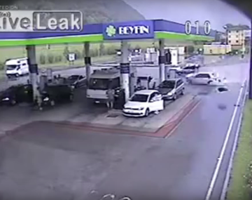 Espectacular choque en una estación de servicio de Italia: mirá el video