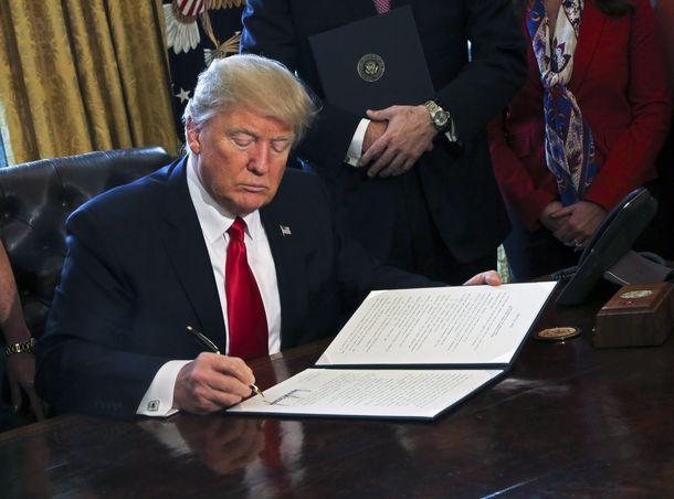 Donald Trump firmando el polémico decreto antiinmigración