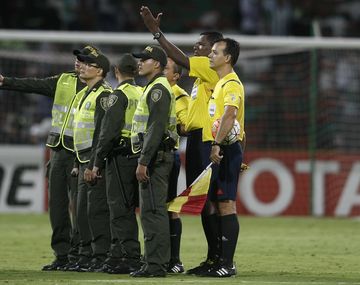 ¿El árbitro de Atlético Nacional-Huracán es colombiano?