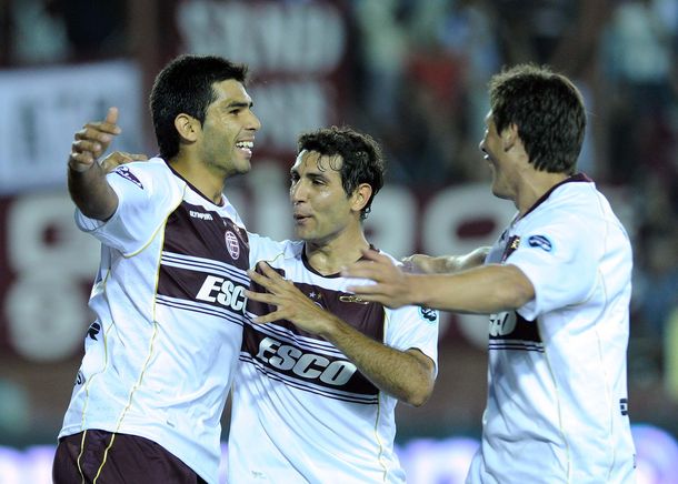 Lanús derrotó a San Martín y quedó a tiro de la punta