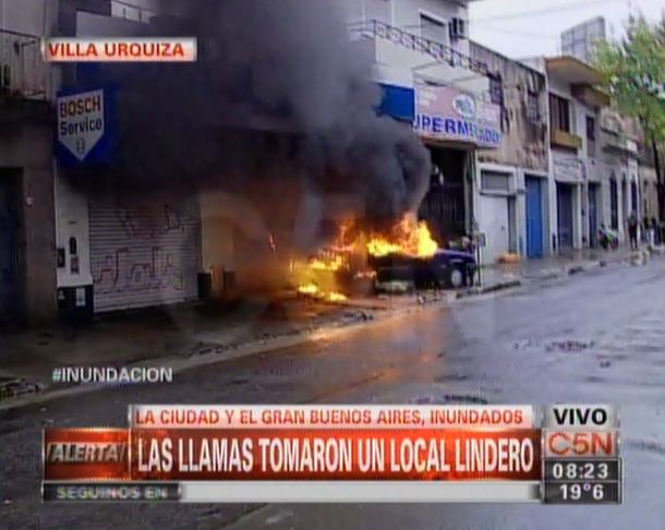 Pánico en Villa Urquiza por el incendio de un auto luego de la fuerte lluvia