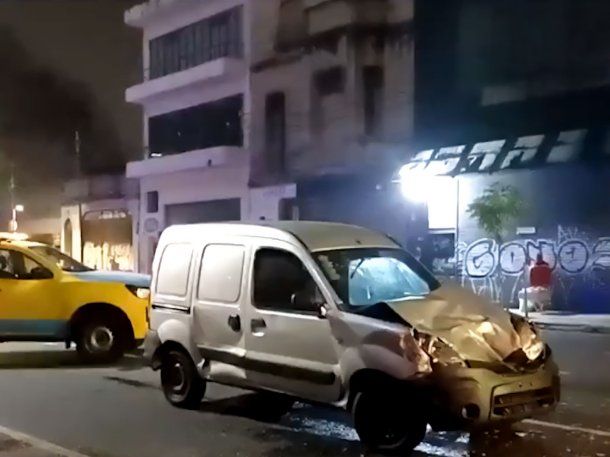 La camioneta impactó la parte frontal del colectivo.