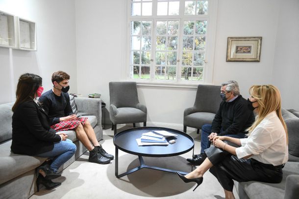 Alberto Fernández recibió al no binario atacado en La Plata
