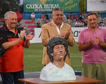 La estatua de  Maradona del torneo de LAlcudia provocó una lluvia de memes
