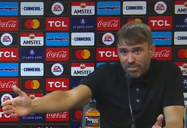 La noche tenebrosa del Chacho Coudet: le tiraron cerveza y puso su renuncia a disposición