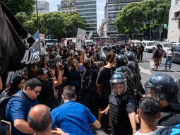 tras la represion, personas con discapacidad sostienen su reclamo: el presidente juro sobre la constitucion tras la represion, personas con discapacidad sostienen su reclamo: el presidente juro sobre la constitucion