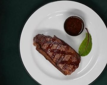 Este bodegón porteño ofrece un menú completo por tan solo $45.000 que deleita a cualquier comensal. 