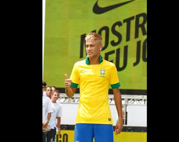 Neymar presentó la nueva camiseta de Brasil