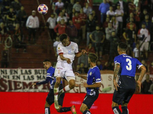 Talleres se impuso ante Huracán y espera una derrota de River para seguir vivo