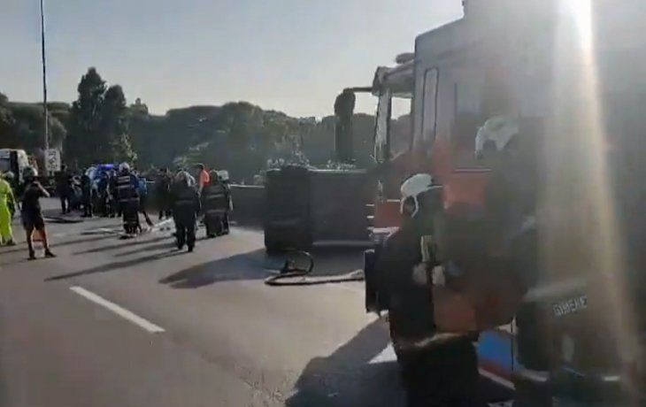 Accidente en Parque Chacabuco: un auto volcó sobre la Autopista 25 de Mayo