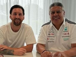 El Chiqui Tapia fue a ver a Messi con la remera de Mercedes y estallaron los memes