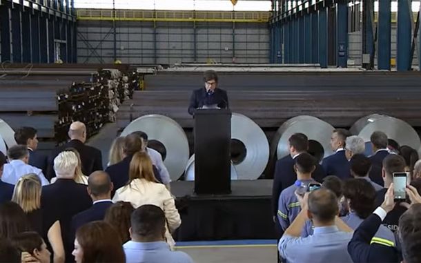 Javier Milei en la planta de Sidersa.