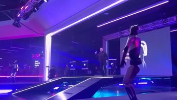 el peculiar baile del robot de tesla para celebrar el respaldo a elon musk el peculiar baile del robot de tesla para celebrar el respaldo a elon musk