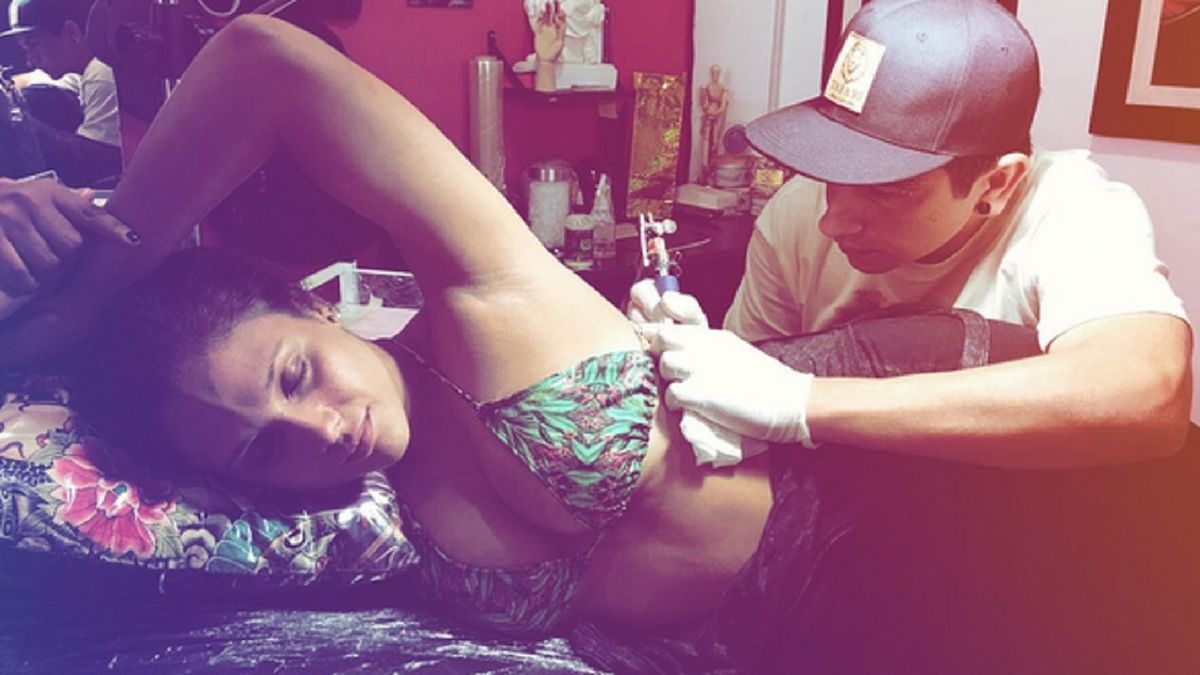 Desnuda, Barbie Vélez mostró su nuevo tatuaje