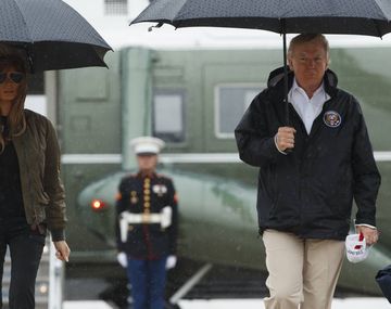 Donald Trump junto a Melania visitando a víctimas del huracán Harvey