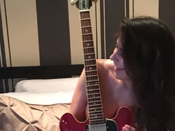 la foto hot de victoria vannucci: desnuda en la cama y con una guitarra la foto hot de victoria vannucci: desnuda en la cama y con una guitarra
