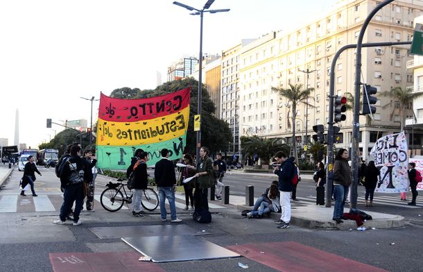 Estudiantes volvieron a marchar contra la nueva secundaria