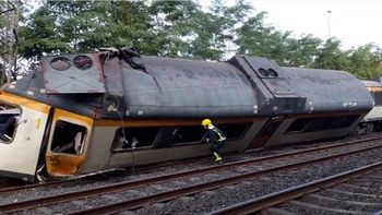 descarrilo un tren en espana: hay al menos cuatro muertos descarrilo un tren en espana: hay al menos cuatro muertos