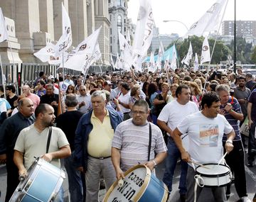 Afuera del Congreso protestan judiciales