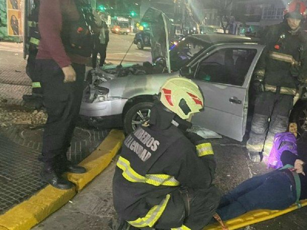Fuerte choque en Palermo: un auto terminó incrustado en un poste de luz