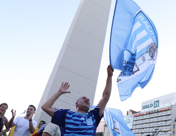 Racing campeón: los hinchas copan el Obelisco tras la conquista de la Copa Sudamericana